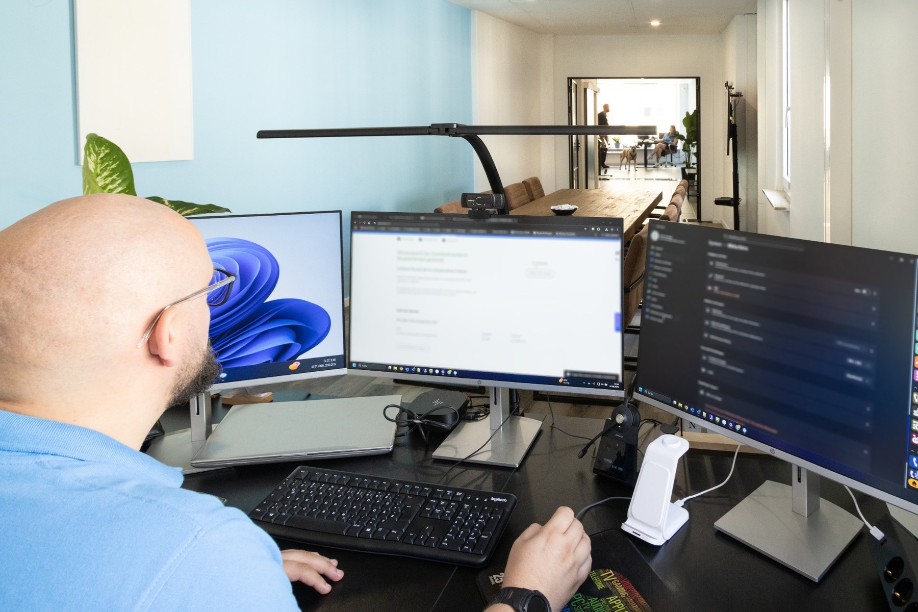 Moderner IT-Arbeitsplatz mit mehreren Monitoren